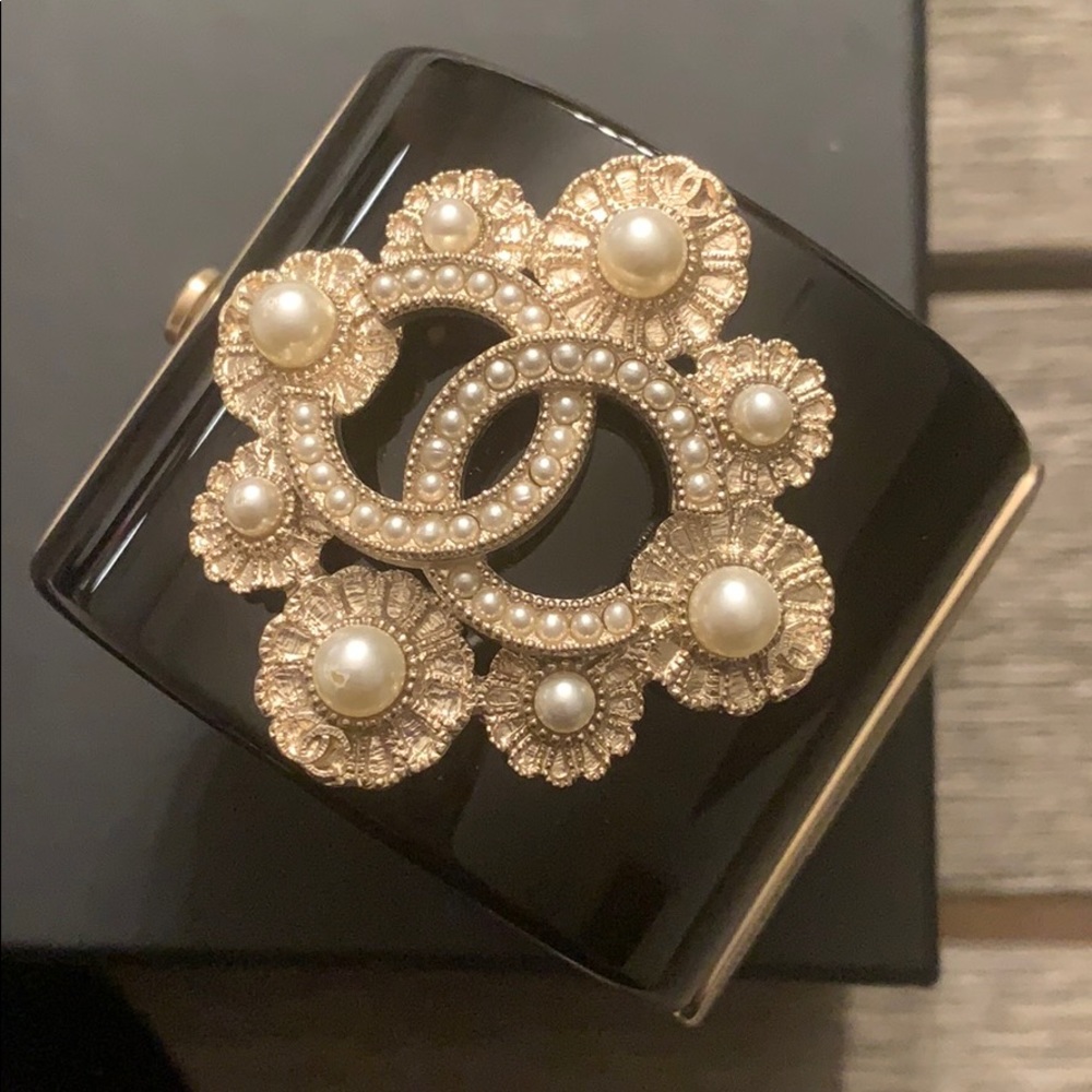 Chanel CC cuff resin / pearl / matte gold